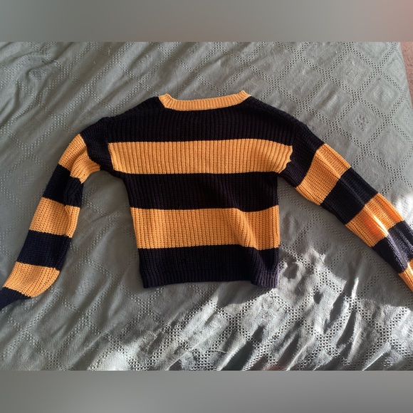 Yellow and Black sweater - Picture 2 of 2